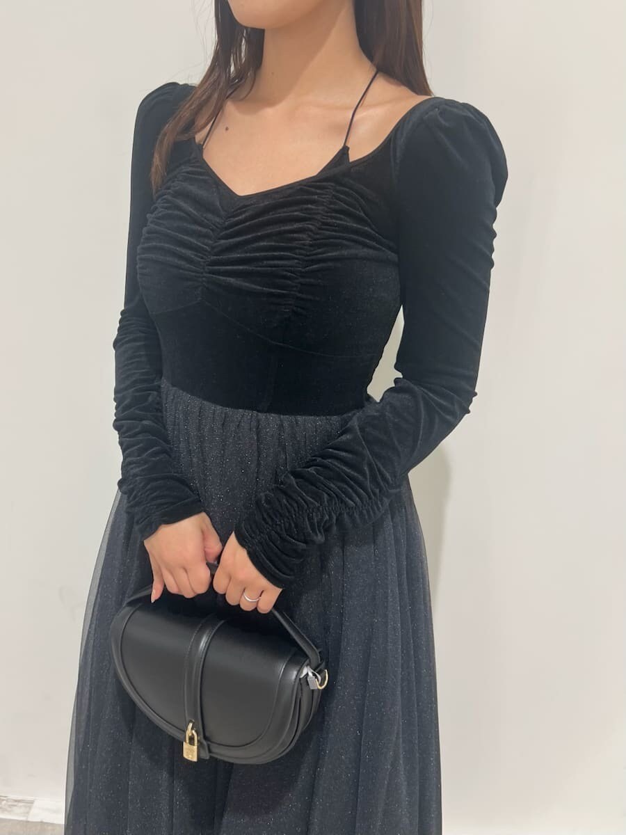 ブラック系のワンピース、ブラック系のハンドバッグ、ブラック系のパンプスを着用したレディースの夏コーディネートの6枚目の写真