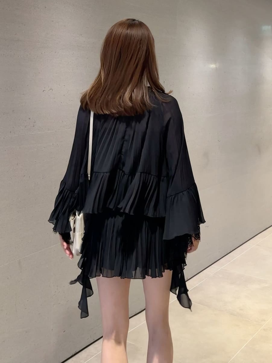 ゴールド系のピアス（両耳用）を着用したレディースの春コーディネートの2枚目の写真