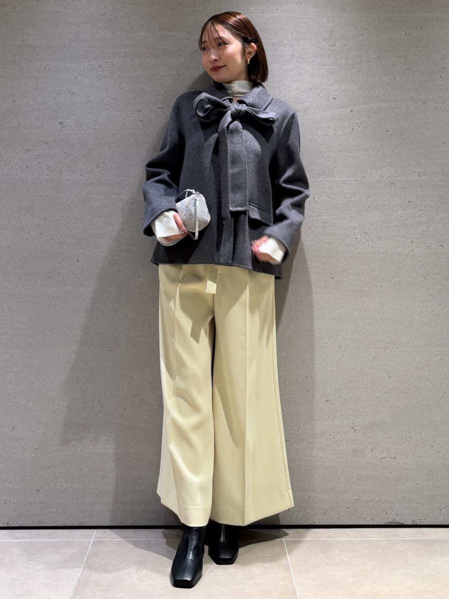 グレー系のテーラードジャケット、ホワイト系のニット/セーターを着用したレディースの秋コーディネートの3枚目の写真