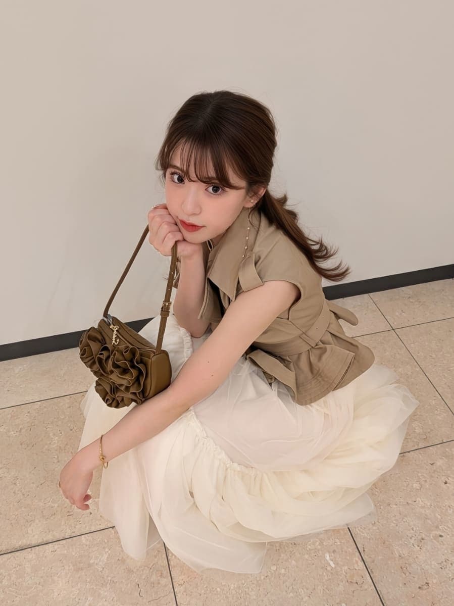 ベージュ系のワンピース、ブラック系のサンダル、ブラウン系のハンドバッグを着用したレディースの夏コーディネートの5枚目の写真