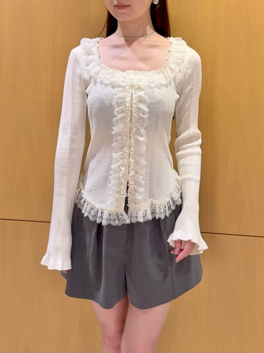 ブラック系のショルダーバッグ、グレー系のその他パンツ、ホワイト系のニット/セーターを着用したレディースの夏コーディネートの5枚目の写真