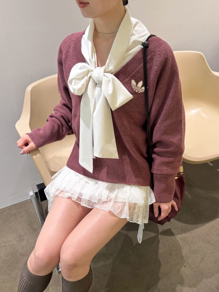 ホワイト系のその他パンツ、ホワイト系のシャツ/ブラウスを着用したレディースの秋コーディネートの8枚目の写真