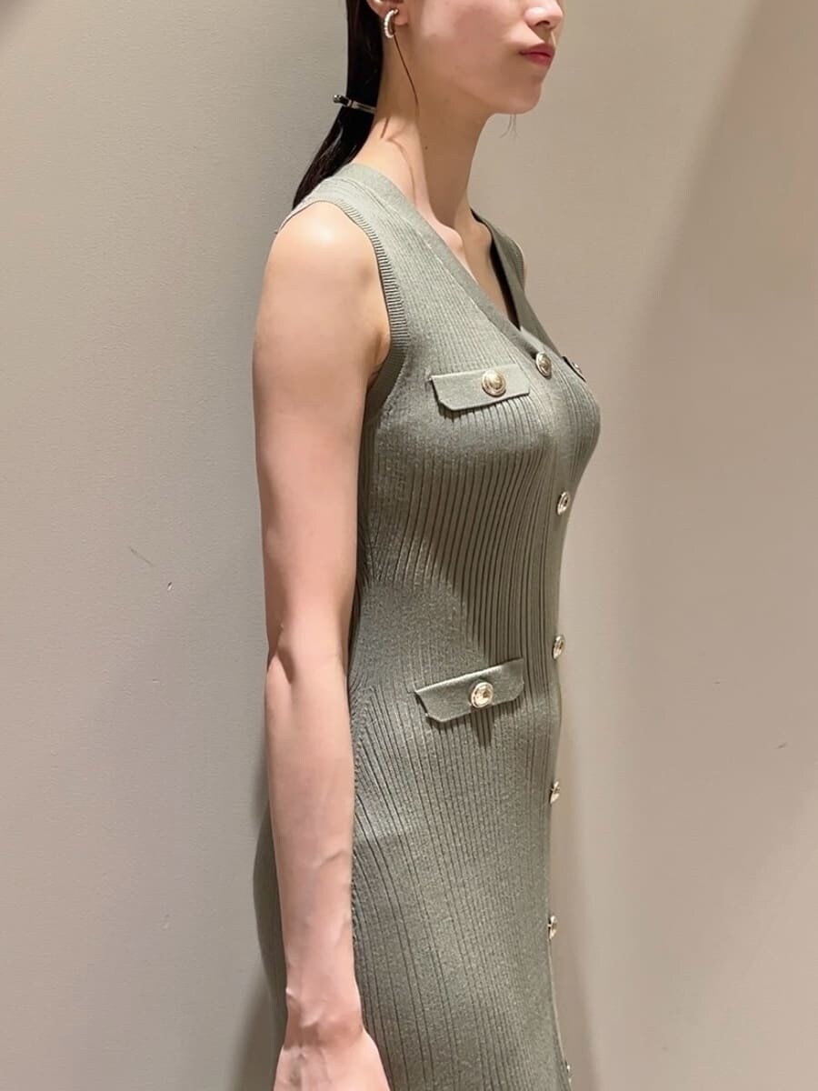 ベージュ系のテーラードジャケット、グリーン系のワンピース、ホワイト系のショルダーバッグを着用したレディースの夏コーディネートの8枚目の写真