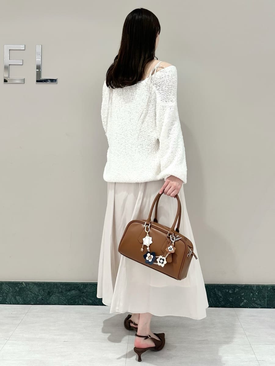 ホワイト系のワンピース、ブラウン系のパンプス、イエロー系のボストンバッグを着用したレディースの春コーディネートの5枚目の写真