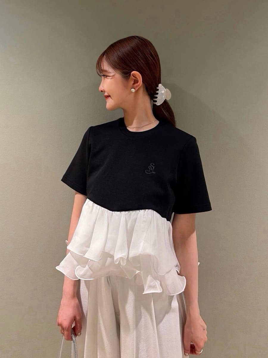 ホワイト系のデニムパンツ、ブラック系のTシャツ/カットソー、シルバー系のハンドバッグを着用したレディースの春コーディネートの4枚目の写真