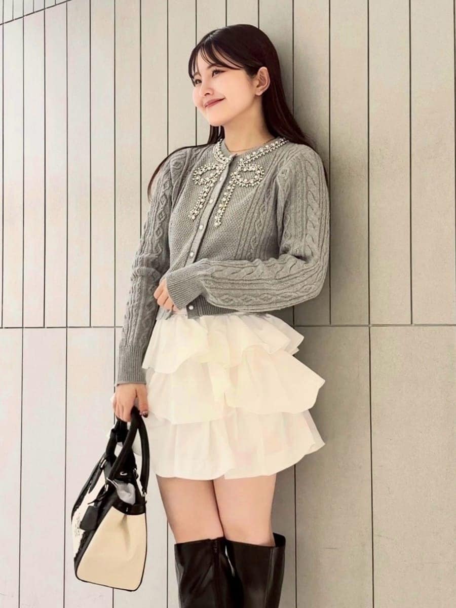 ホワイト系のその他パンツ、グレー系のニット/セーター、ブラック系のブーツを着用したレディースの秋コーディネートの4枚目の写真
