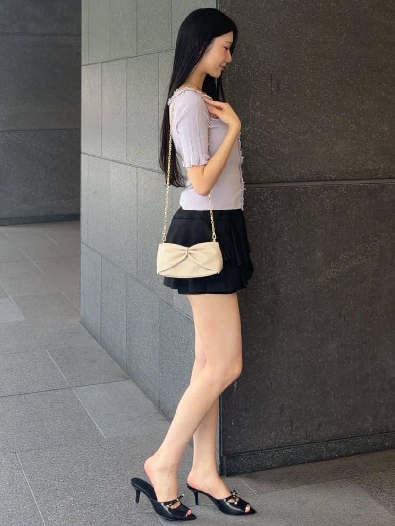 ブラック系のその他パンツ、ブラック系のサンダルを着用したレディースの夏コーディネートの4枚目の写真