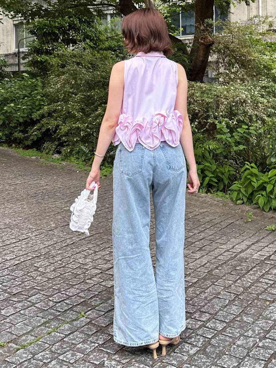 ブルー系のデニムパンツ、ピンク系のシャツ/ブラウスを着用したレディースの春コーディネートの4枚目の写真