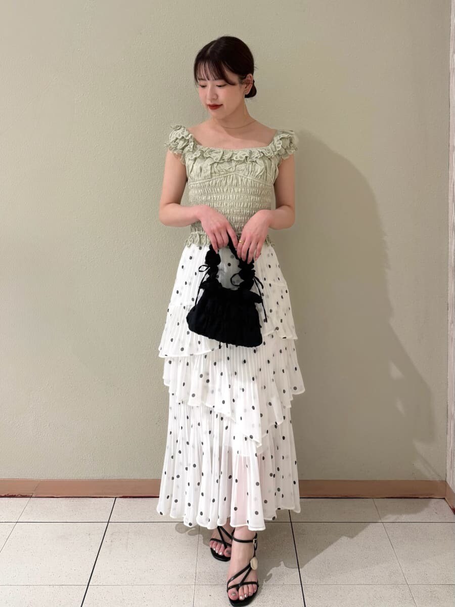 その他のスカート、グリーン系のシャツ/ブラウス、ホワイト系の折りたたみ傘を着用したレディースの春コーディネートの2枚目の写真