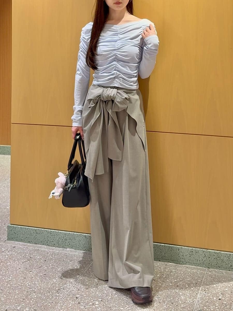 ベージュ系のその他パンツ、ブルー系のTシャツ/カットソー、ブラック系のボストンバッグを着用したレディースの春コーディネートの4枚目の写真