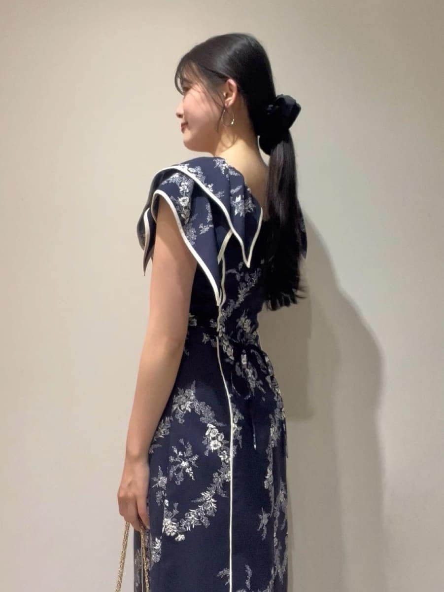 ブルー系のワンピース、ブラック系のパンプス、ブラック系のショルダーバッグを着用したレディースの春コーディネートの5枚目の写真