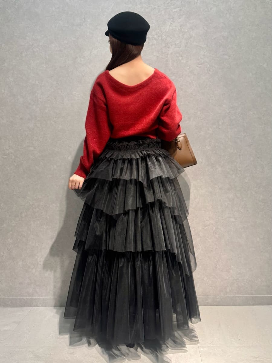 レッド系のブーツ、レッド系のカーディガン/ボレロ、ブラウン系のハンドバッグを着用したレディースの冬コーディネートの2枚目の写真