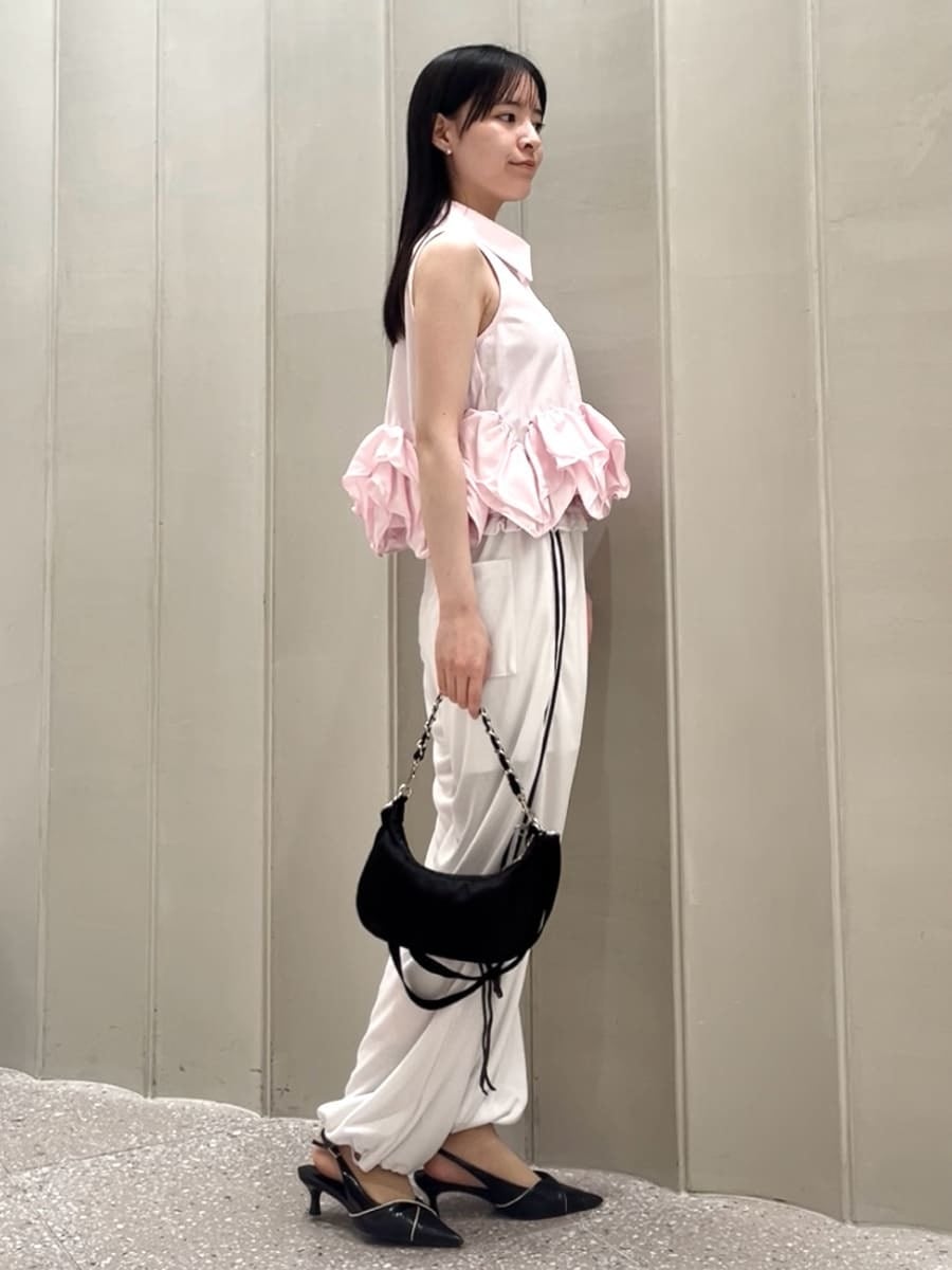 ブラック系のパンプス、ホワイト系のその他パンツ、ピンク系のシャツ/ブラウスを着用したレディースの春コーディネートの2枚目の写真
