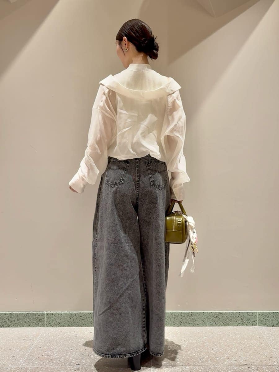 ホワイト系のニット/セーター、グレー系のデニムパンツ、ブラック系のローファーを着用したレディースの秋コーディネートの3枚目の写真