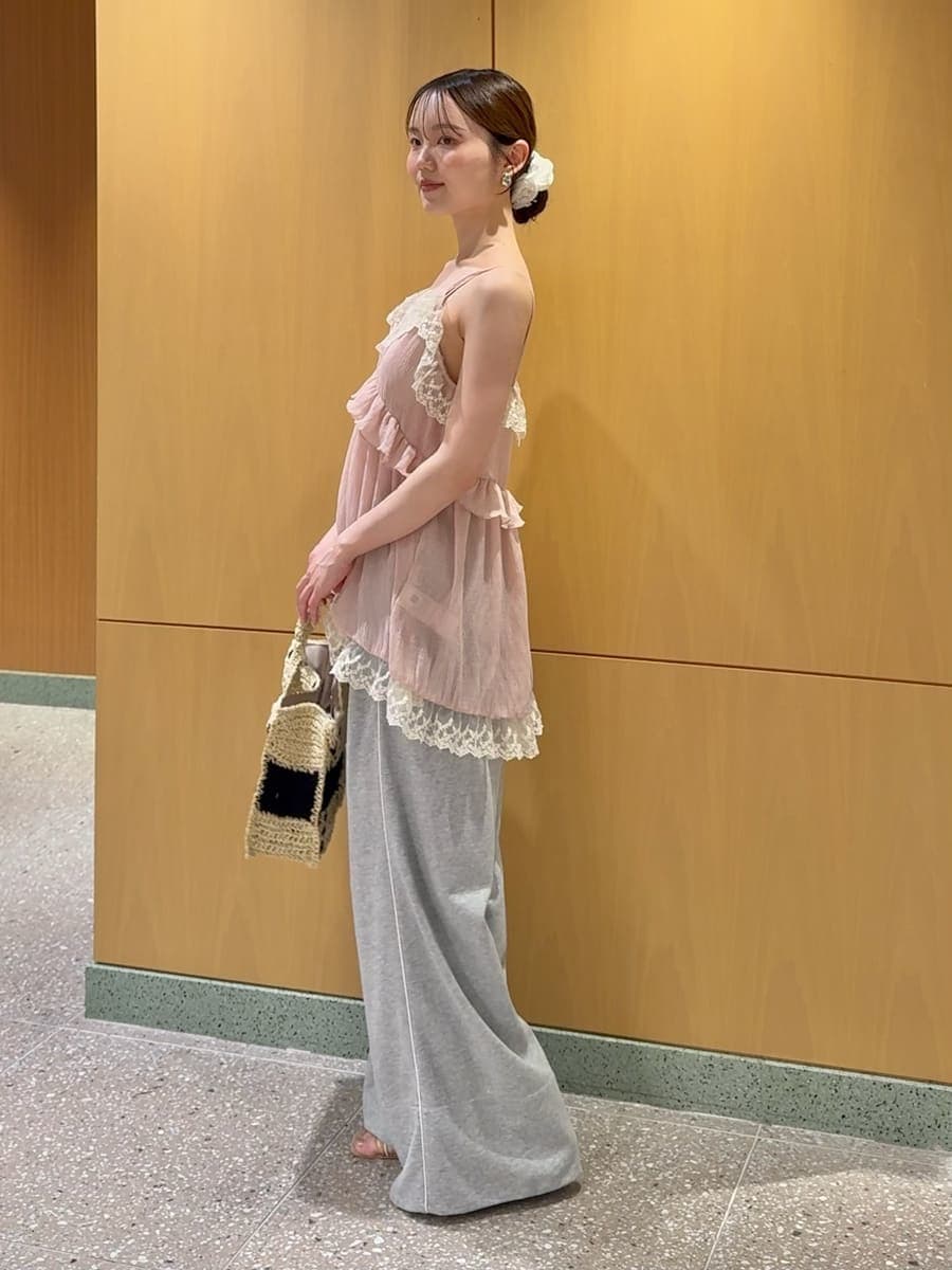 グレー系のその他パンツ、その他のサンダル、ブラック系のトートバッグを着用したレディースの夏コーディネートの2枚目の写真