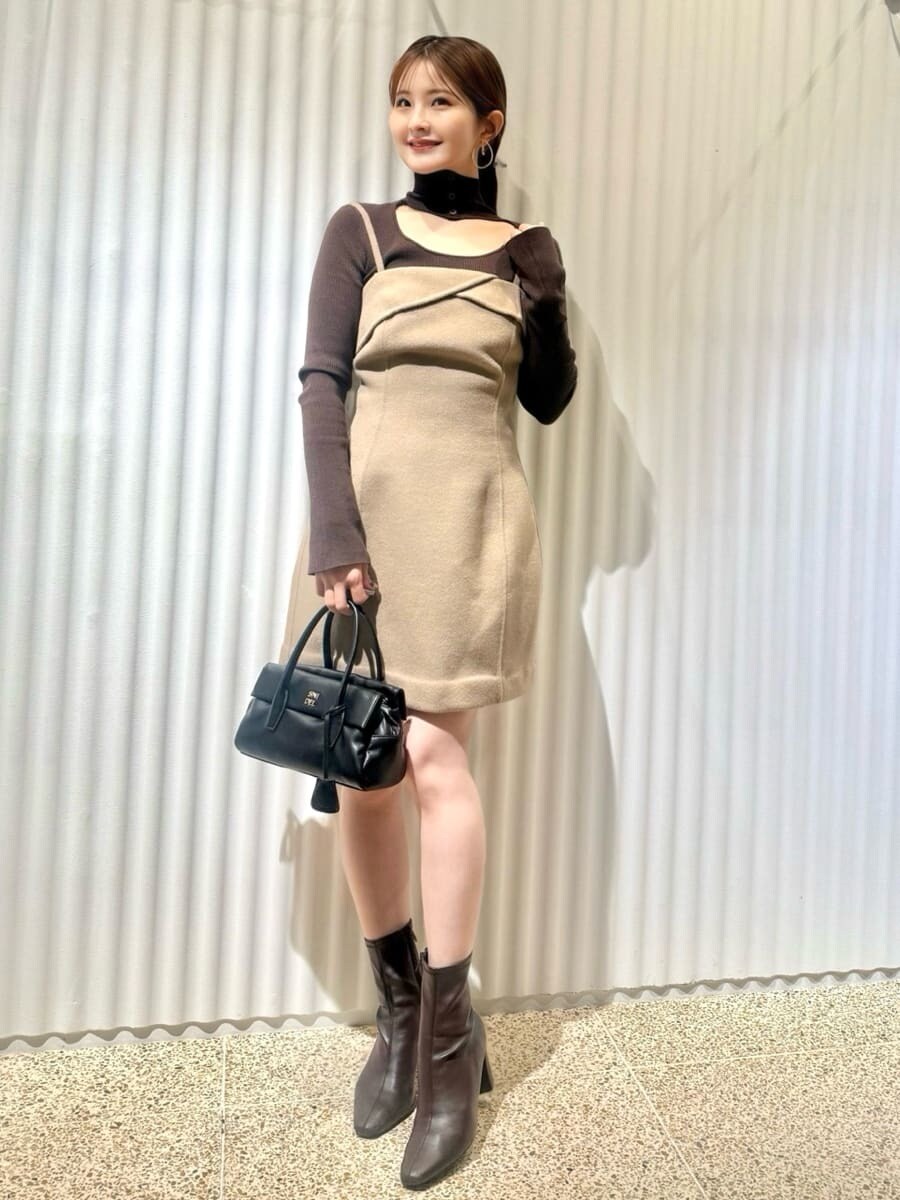 イエロー系のテーラードジャケット、ブラウン系のニット/セーター、イエロー系のワンピースを着用したレディースの秋コーディネートの6枚目の写真