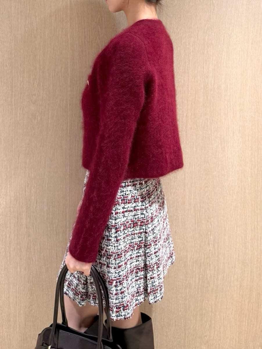 レッド系のテーラードジャケット、その他のその他パンツ、ブラウン系のブーツを着用したレディースの秋コーディネートの5枚目の写真