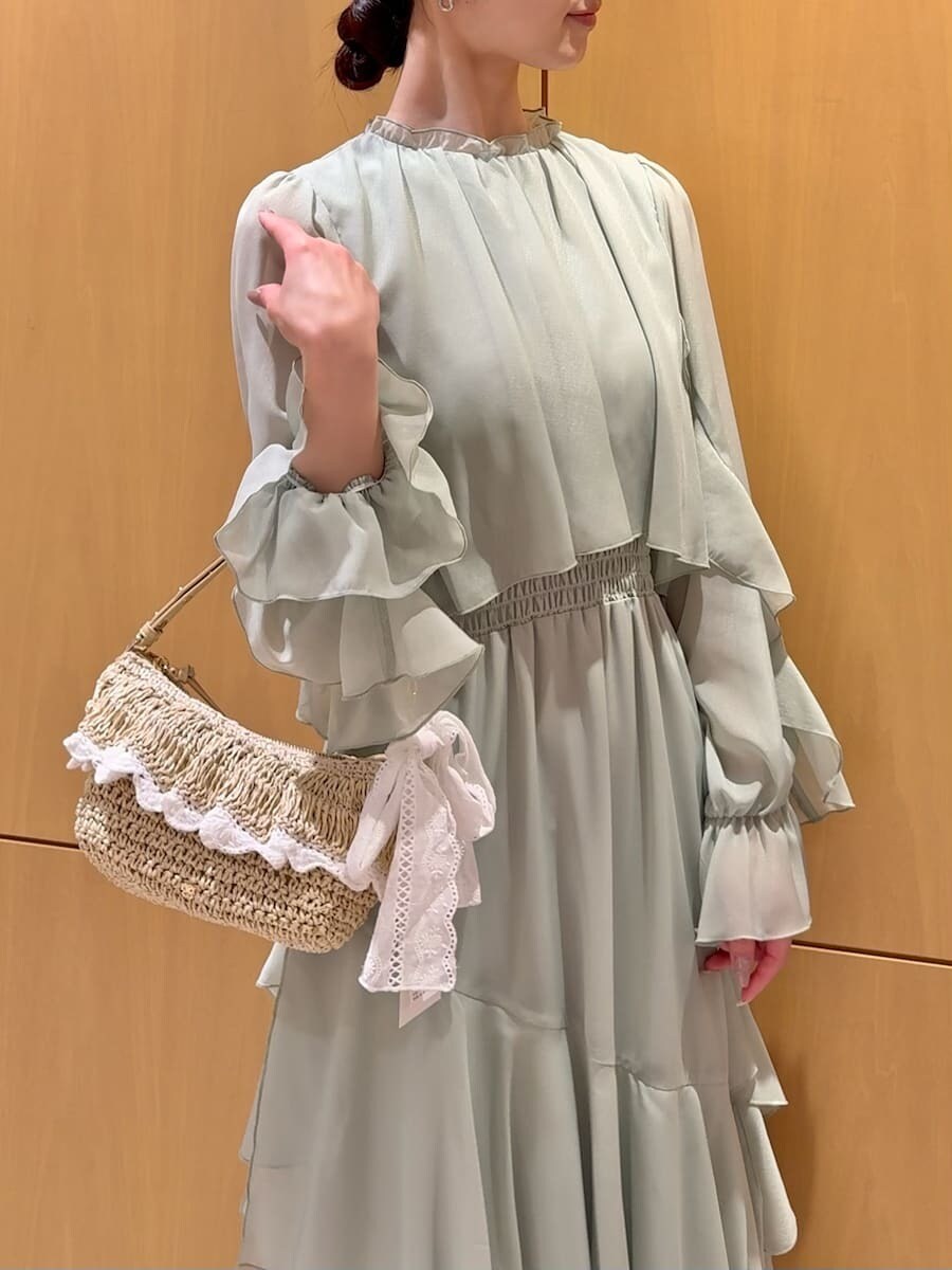 グリーン系のワンピース、ホワイト系のカーディガン/ボレロを着用したレディースの冬コーディネートの9枚目の写真