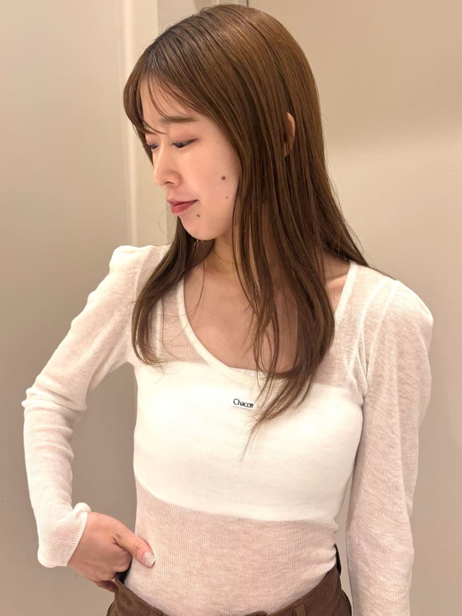 ホワイト系のニット/セーター、ブラウン系のその他パンツ、ブラック系のブーツを着用したレディースの秋コーディネートの6枚目の写真