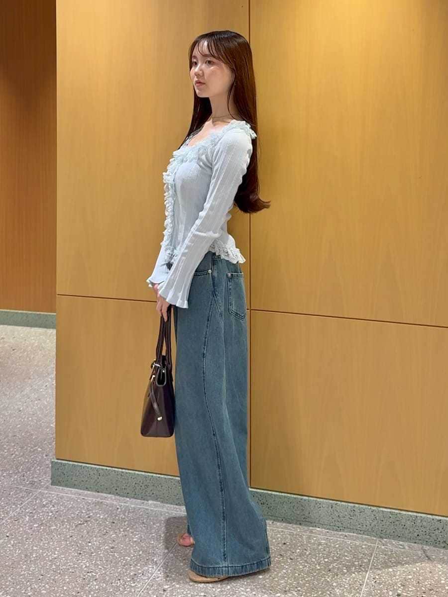 その他のサンダル、ブルー系のデニムパンツ、ブルー系のニット/セーターを着用したレディースの夏コーディネートの2枚目の写真
