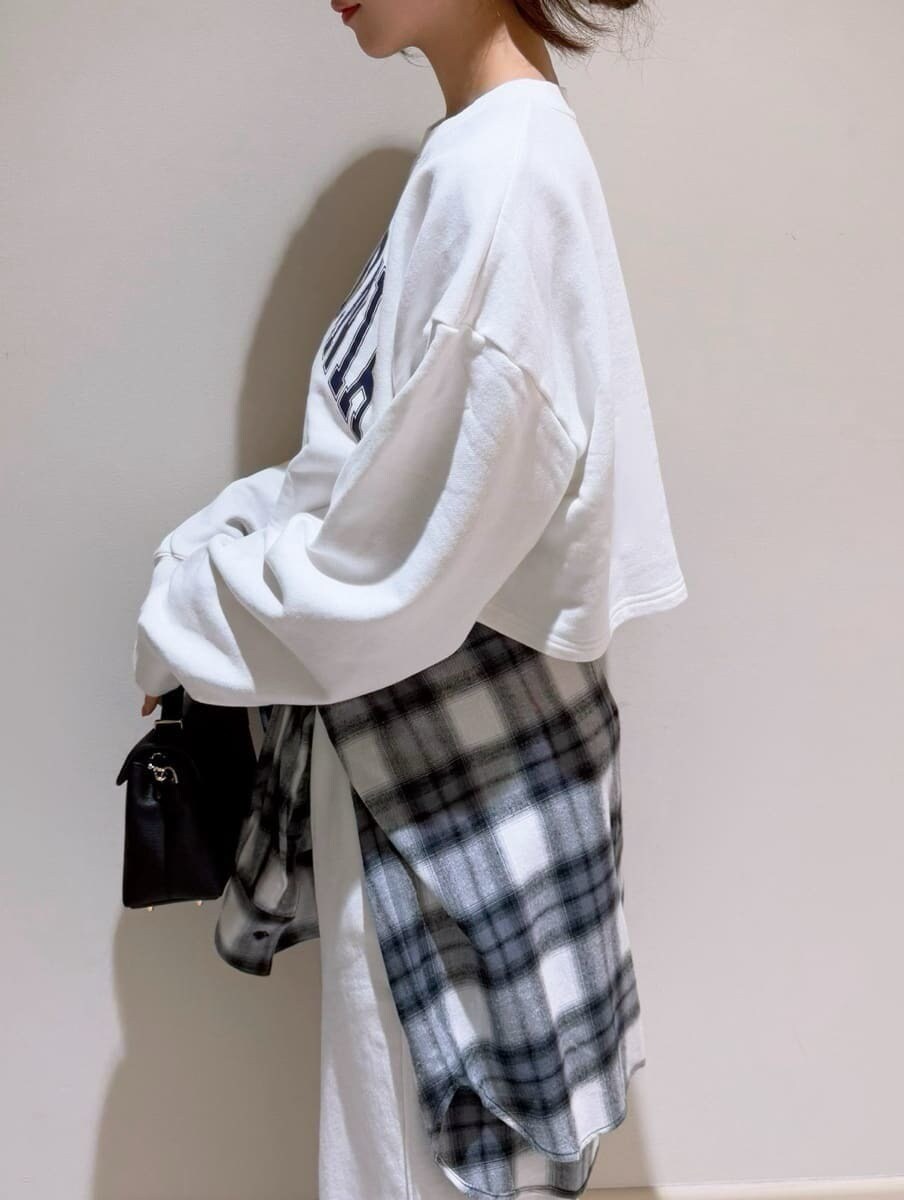 ブラック系のシャツ/ブラウス、ホワイト系のTシャツ/カットソー、ホワイト系のその他パンツを着用したレディースの秋コーディネートの4枚目の写真