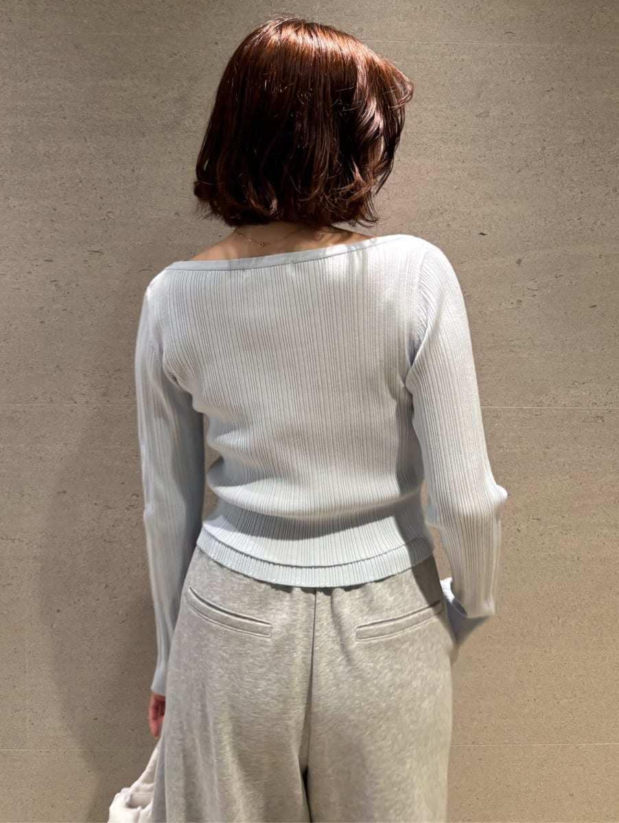 ホワイト系のショルダーバッグ、グレー系のその他パンツ、ブルー系のニット/セーターを着用したレディースの春コーディネートの8枚目の写真