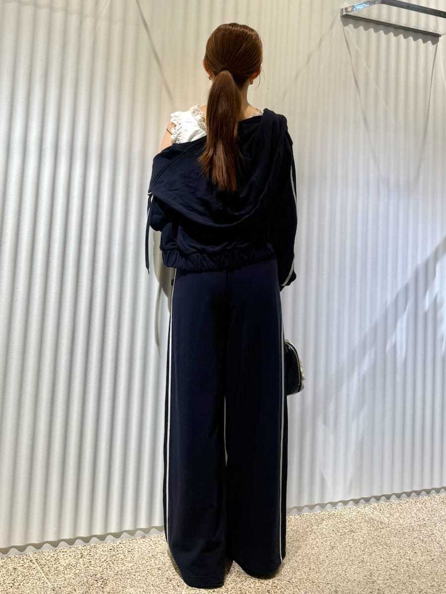 ホワイト系のシャツ/ブラウス、ブルー系のパーカー、ブルー系のスウェットパンツを着用したレディースの夏コーディネートの2枚目の写真