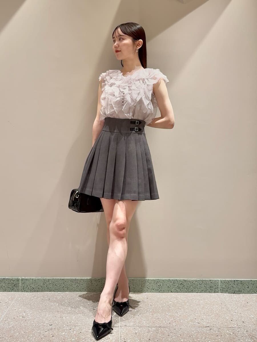 ピンク系のシャツ/ブラウス、グレー系のスカート、ブラック系のボストンバッグを着用したレディースの夏コーディネートの2枚目の写真