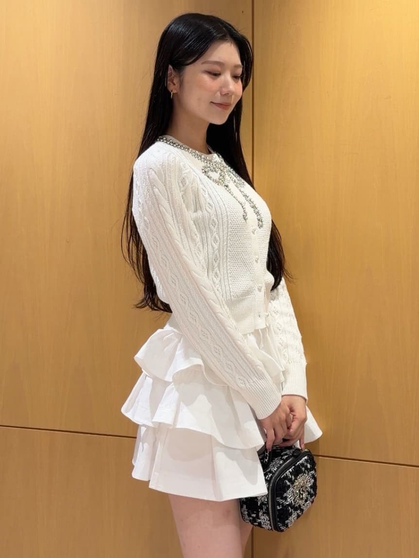 ホワイト系のその他パンツ、ホワイト系のニット/セーター、その他のブーツを着用したレディースの秋コーディネートの6枚目の写真