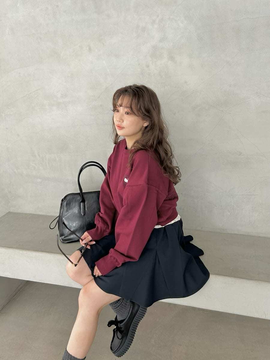 ブラック系のハンドバッグを着用したレディースの秋コーディネートの10枚目の写真