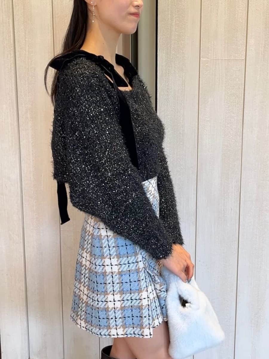 ブラック系のブーツ、グレー系のチェスターコート、ブルー系のその他パンツを着用したレディースの冬コーディネートの8枚目の写真