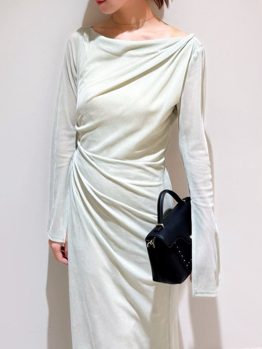 グリーン系のワンピース、ブラック系のショルダーバッグ、ブラック系のローファーを着用したレディースの秋コーディネートの3枚目の写真