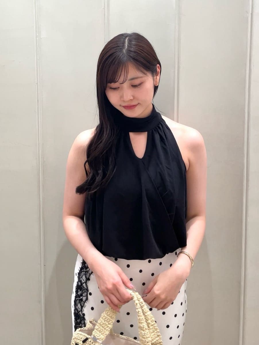 その他のスカート、ブラック系のTシャツ/カットソー、その他のサンダルを着用したレディースの春コーディネートの6枚目の写真