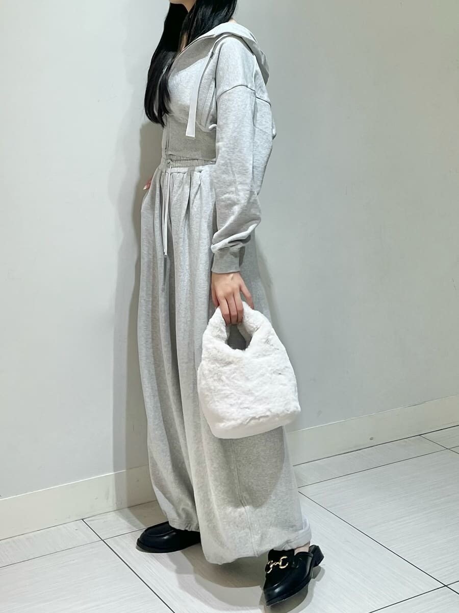 グレー系のその他パンツ、ブルー系のキャミソール、グレー系のパーカーを着用したレディースの秋コーディネートの2枚目の写真