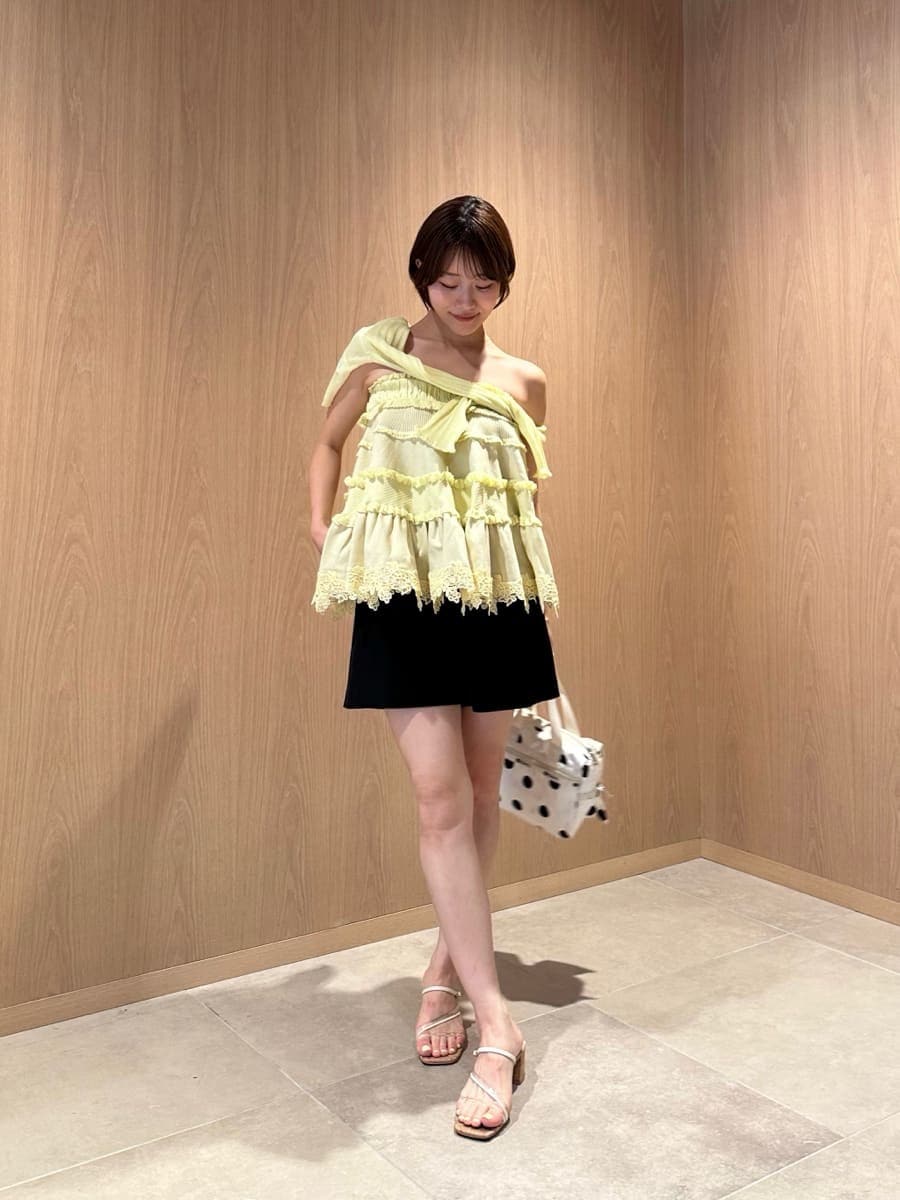 ブラック系のその他パンツ、イエロー系のニット/セーター、イエロー系のカーディガン/ボレロを着用したレディースの夏コーディネートの4枚目の写真