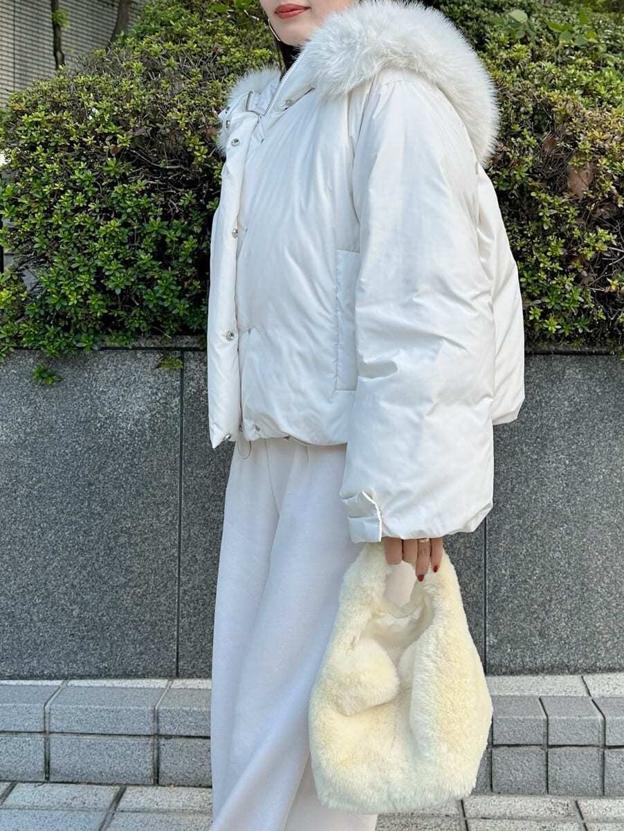 ホワイト系のダウンジャケット/コート、イエロー系のハンドバッグを着用したレディースの秋コーディネートの2枚目の写真