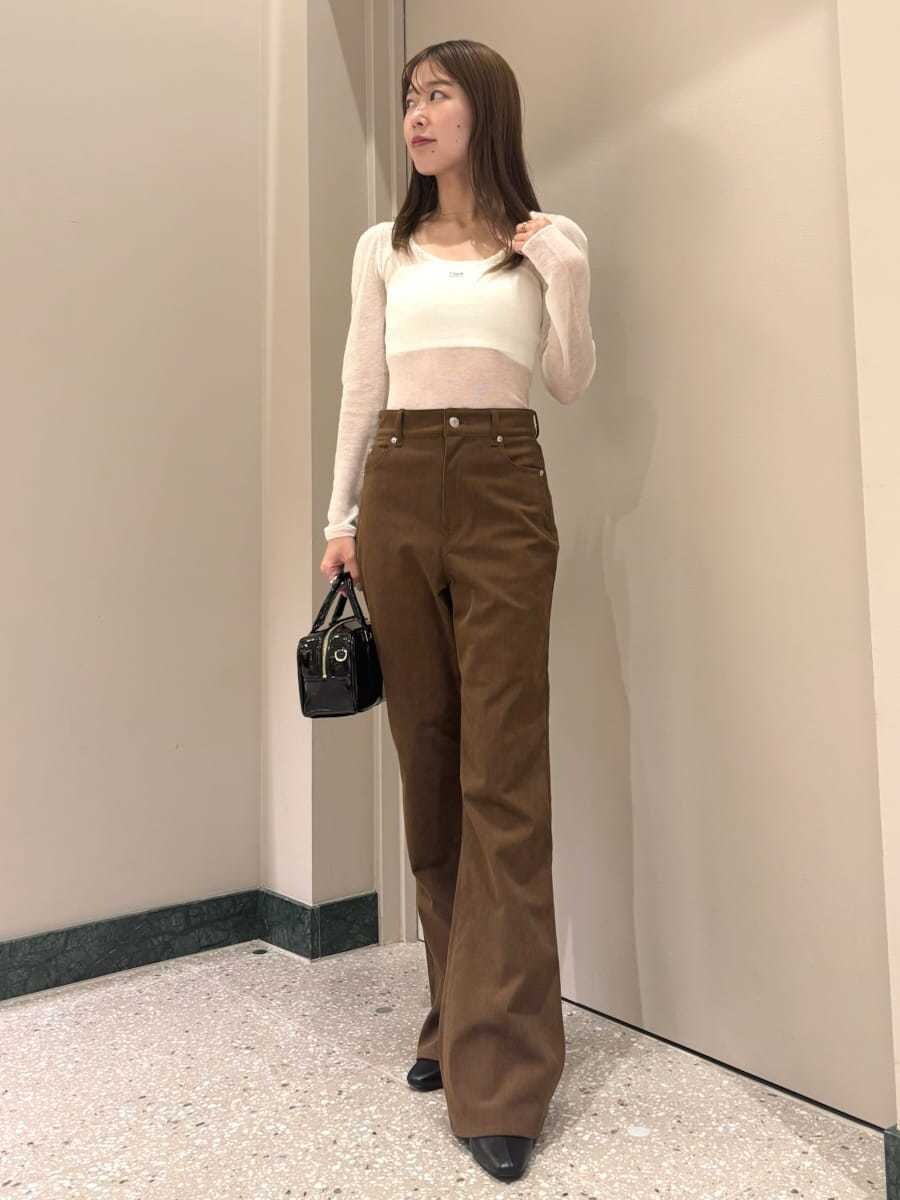 ホワイト系のニット/セーター、ブラウン系のその他パンツ、ブラック系のブーツを着用したレディースの秋コーディネートの4枚目の写真