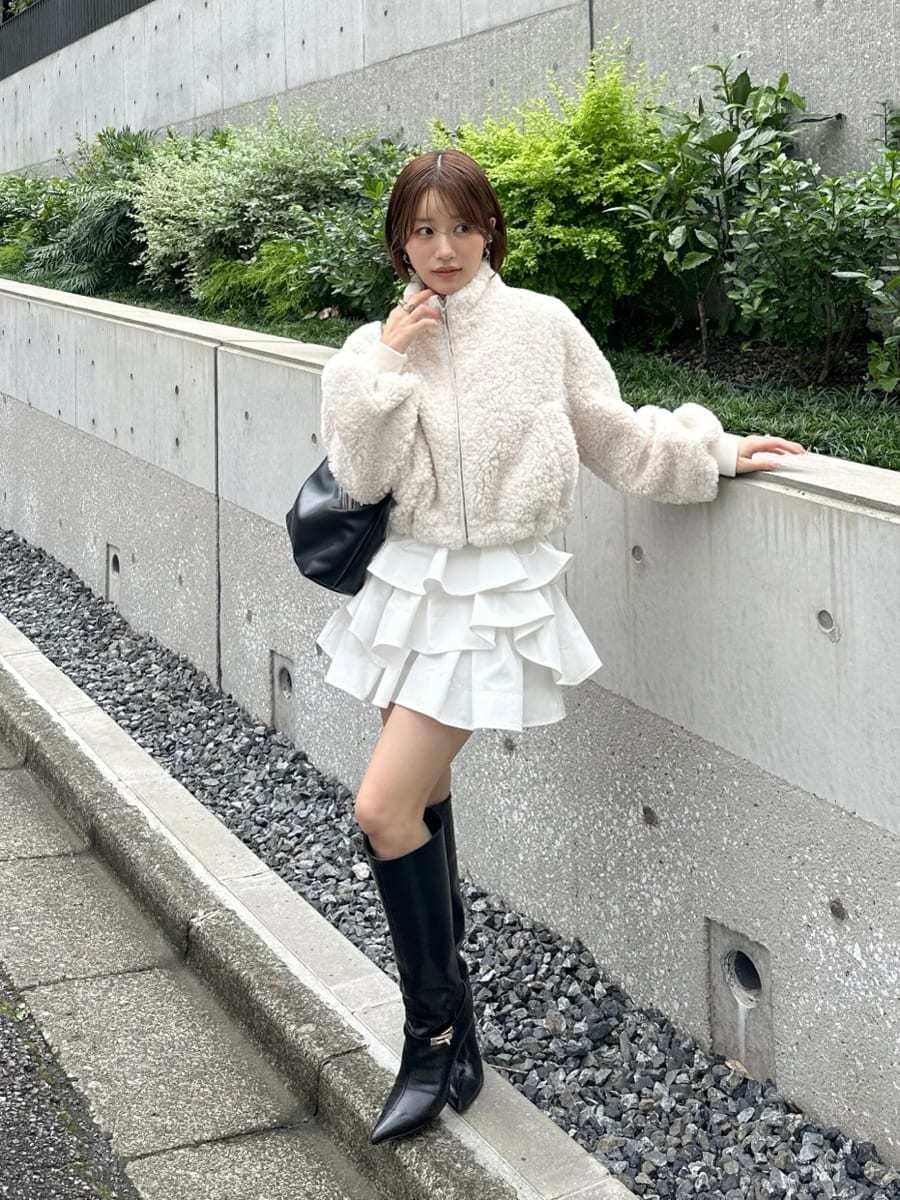 ホワイト系のその他パンツ、ブラック系のブーツ、ブラック系のショルダーバッグを着用したレディースの秋コーディネートの7枚目の写真