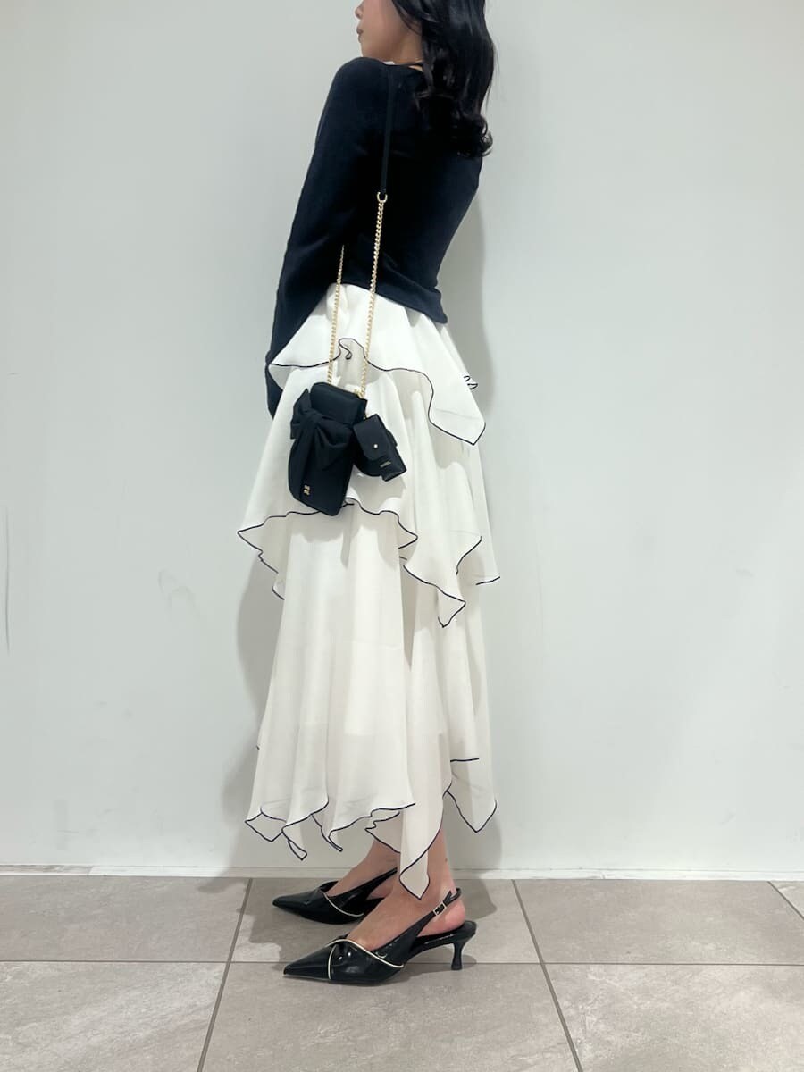 ブルー系のワンピース、ブラック系のパンプス、ブラック系のショルダーバッグを着用したレディースの冬コーディネートの2枚目の写真