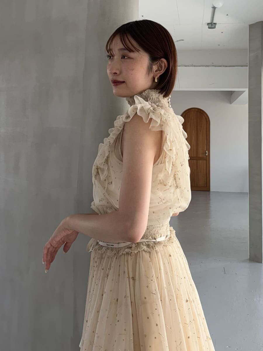 ベージュ系のシャツ/ブラウス、ベージュ系のスカートを着用したレディースの夏コーディネートの6枚目の写真