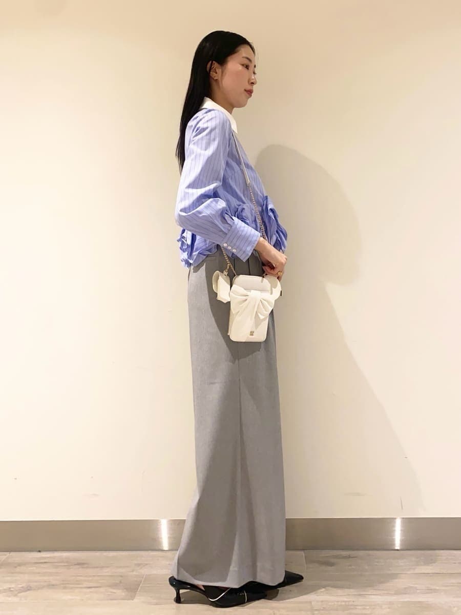 グレー系のその他パンツ、その他のシャツ/ブラウス、ブラック系のパンプスを着用したレディースの冬コーディネートの2枚目の写真