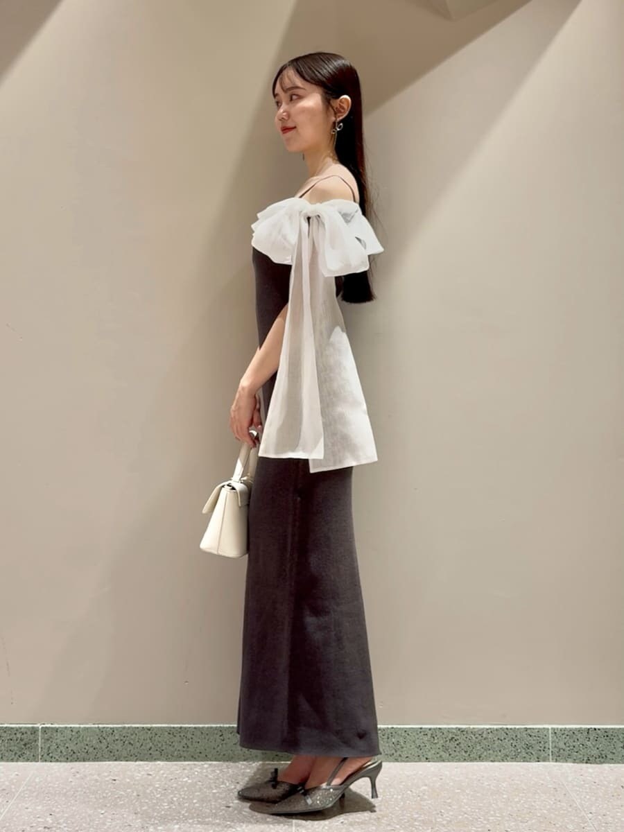 グレー系のワンピース、ホワイト系のショルダーバッグを着用したレディースの夏コーディネートの3枚目の写真