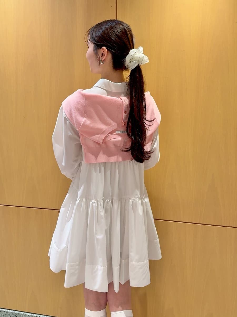 ホワイト系のワンピース、レッド系のカーディガン/ボレロ、イエロー系のボストンバッグを着用したレディースの春コーディネートの5枚目の写真