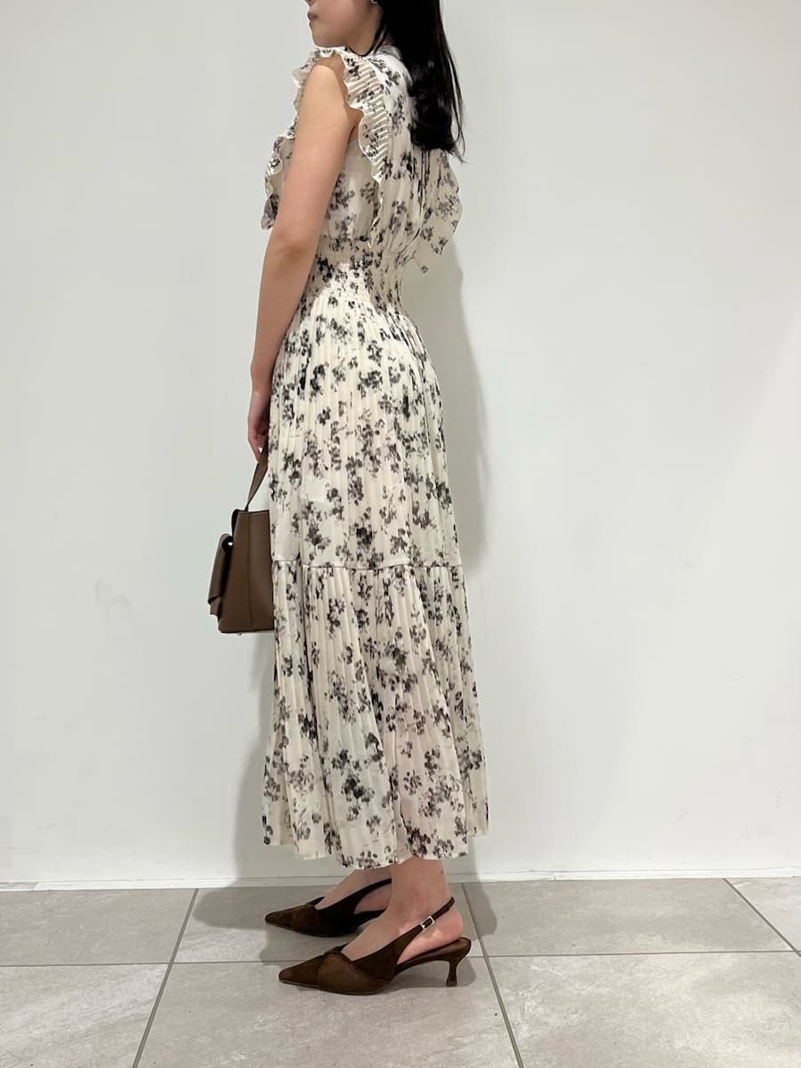 ベージュ系のワンピース、ブラウン系のカーディガン/ボレロ、ブラウン系のパンプスを着用したレディースの冬コーディネートの6枚目の写真