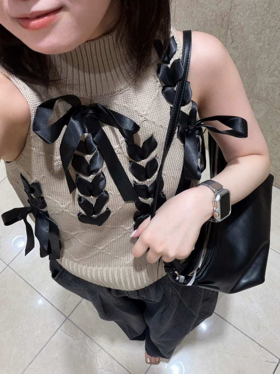ブラック系のデニムパンツ、ベージュ系のニット/セーター、ブラック系のサンダルを着用したレディースの夏コーディネートの7枚目の写真