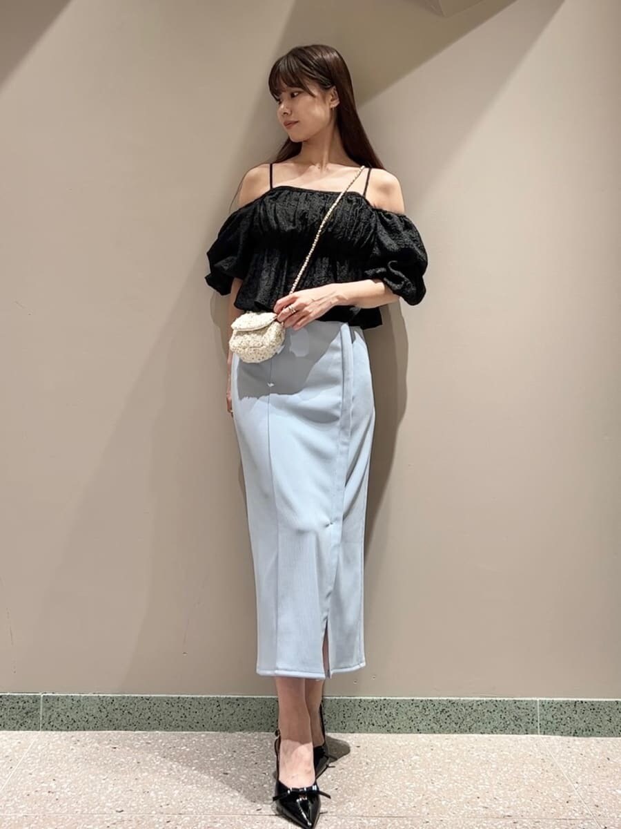 ブラック系のシャツ/ブラウス、ブルー系のスカート、ホワイト系のショルダーバッグを着用したレディースの夏コーディネートの7枚目の写真