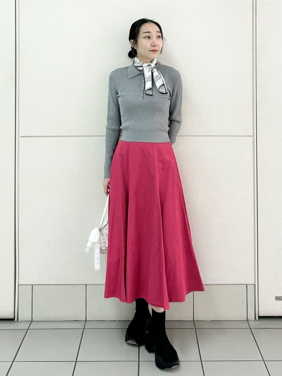 ブラック系のブーツを着用したレディースの冬コーディネートの2枚目の写真