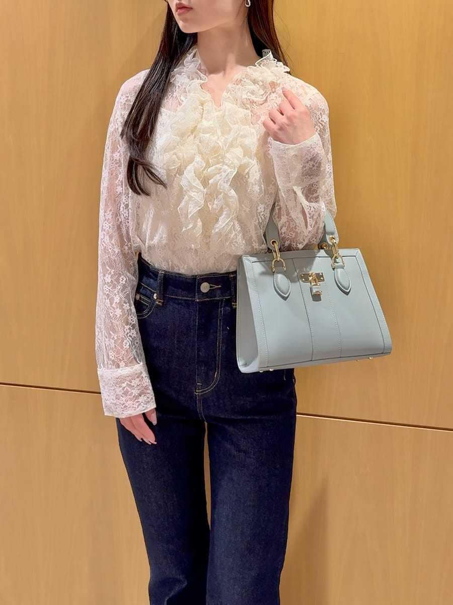 ブルー系のその他パンツ、ホワイト系のシャツ/ブラウス、ブルー系のハンドバッグを着用したレディースの冬コーディネートの6枚目の写真