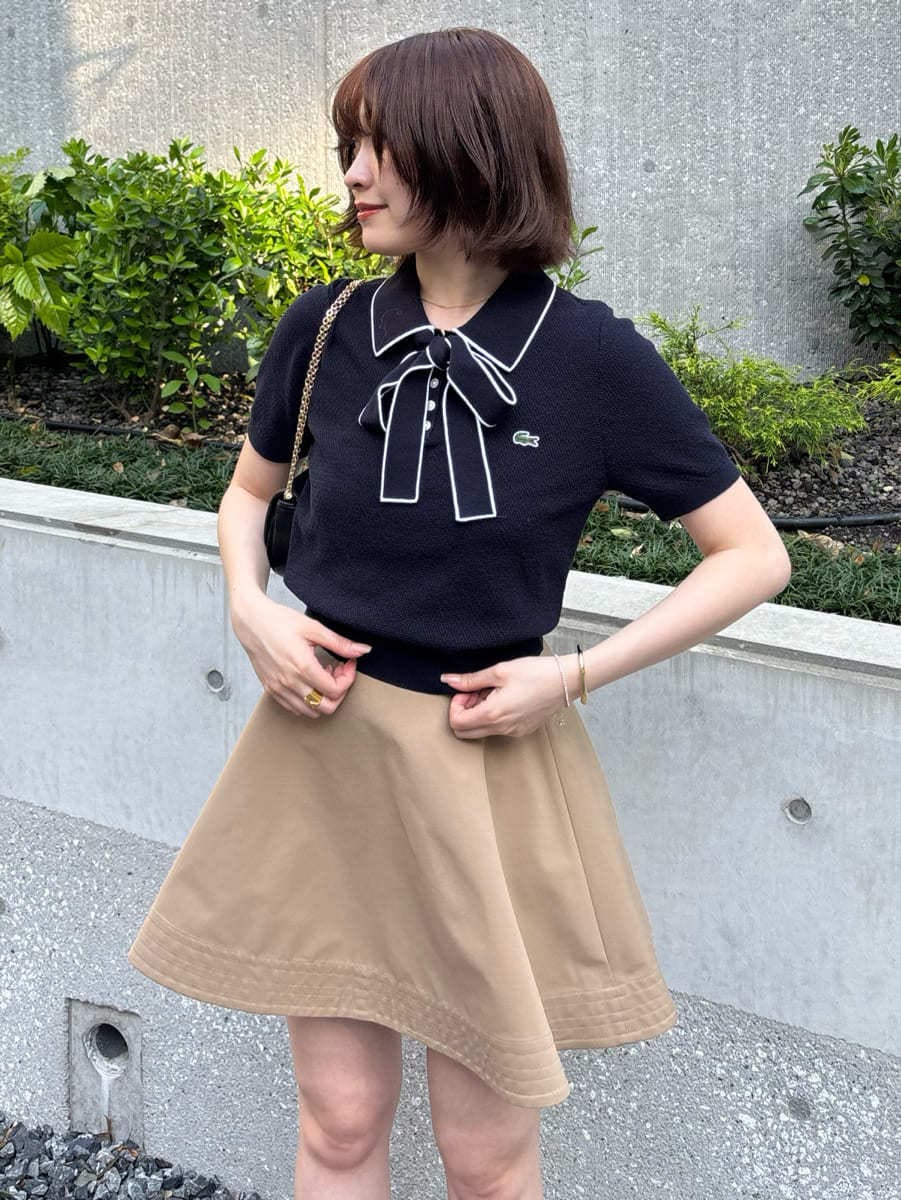 ブラック系のショルダーバッグ、ベージュ系のその他パンツ、その他のローファーを着用したレディースの春コーディネートの6枚目の写真
