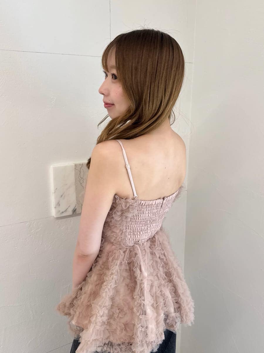 ブラック系のショルダーバッグ、ブラック系のデニムパンツ、ピンク系のシャツ/ブラウスを着用したレディースの夏コーディネートの3枚目の写真